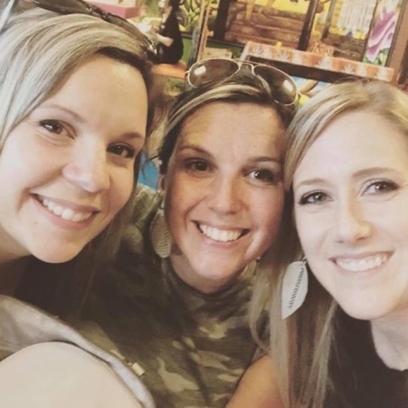 Meet your Posher, Heather - Picture 1 of 1